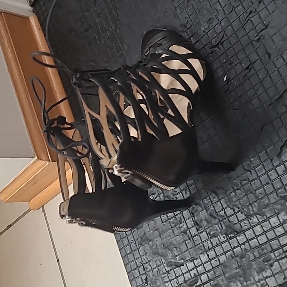 Shoes - Picture 3 of 4